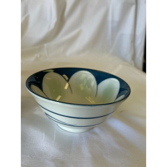 Small Ceramic Bowl With Blue & White Floral Design - Picture 1 of 2